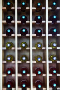 vinotéka víno v poličkách